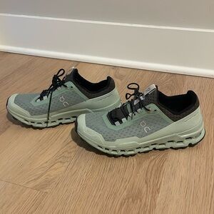 On Cloud tennis shoes never worn, sea foam green, women’s US 8